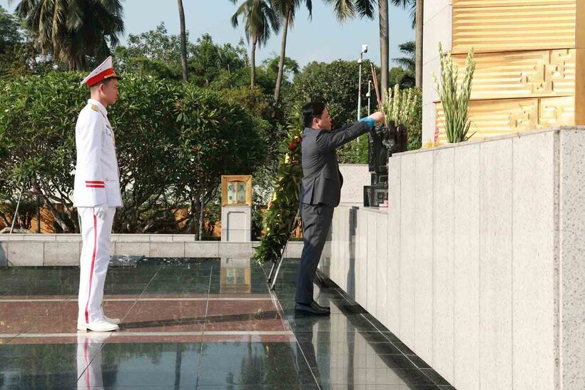 Ủy viên Trung ương Đảng, Chủ tịch Tổng Liên đoàn Lao động Việt Nam Nguyễn Anh Tuấn,dâng hương tưởng niệm các Anh hùng liệt sĩ (Ảnh: Hải Nguyễn).