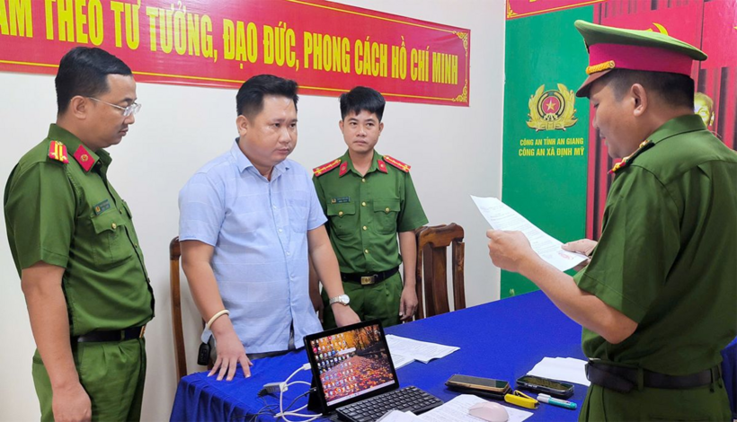 Cơ quan Cảnh sát điều tra Công an tỉnh An Giang thi hành lệnh bắt tạm giam đối với Nguyễn Phước Hậu để điều tra về hành vi Lừa đảo chiếm đoạt tài sản. (Ảnh: Công an tỉnh An Giang)