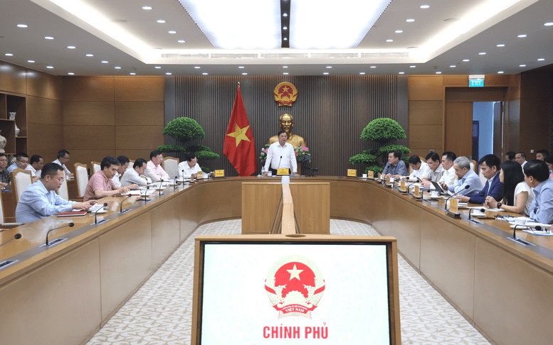 Phó Thủ tướng Thường trực Phạm Gia Túc làm việc với Bộ Công Thương và các bộ, ngành liên quan về tình hình triển khai cung ứng, phân phối xăng sinh học E10. (Ảnh: VGP)