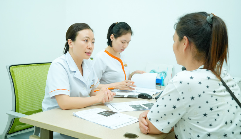Bác sĩ Lê Thị Thu Hiền tư vấn cho các cặp vợ chồng