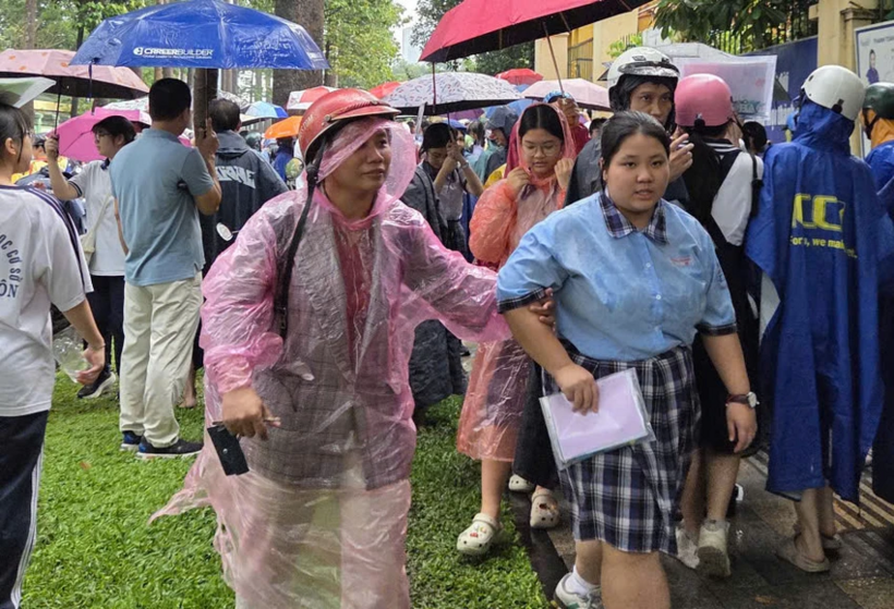 Thí sinh rời phòng thi sau khi hoàn thành môn chuyên với thời gian 150 phút. Ảnh: NT/ Theo PLO