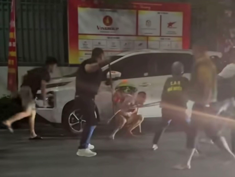 Đối tượng bị công an khống chế ngay sau đó.