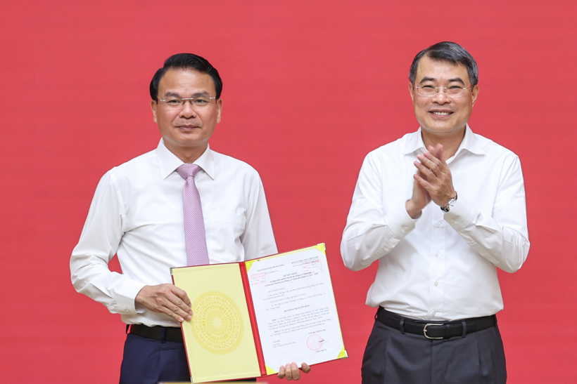Thủ tướng Lê Minh Hưng trao quyết định cho đồng chí Đặng Xuân Phong, Bộ trưởng, Chủ nhiệm Văn phòng Chính phủ giữ chức Phó Bí thư Đảng ủy Chính phủ (Ảnh: VGP).