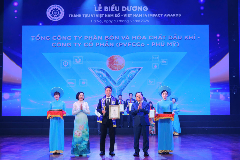 Đại diện PVFCCo Phú Mỹ nhận biểu trưng của chương trình.