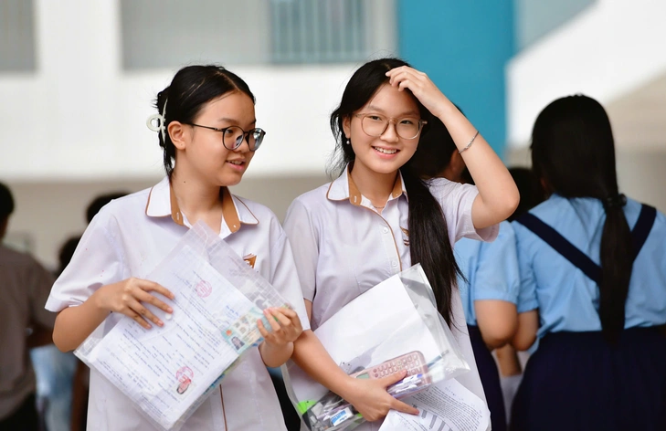 Thí sinh sau giờ thi môn toán tại điểm thi THCS Nguyễn Gia Thiều, phường Tân Hòa sáng 2/6 - Ảnh: DUYÊN PHAN