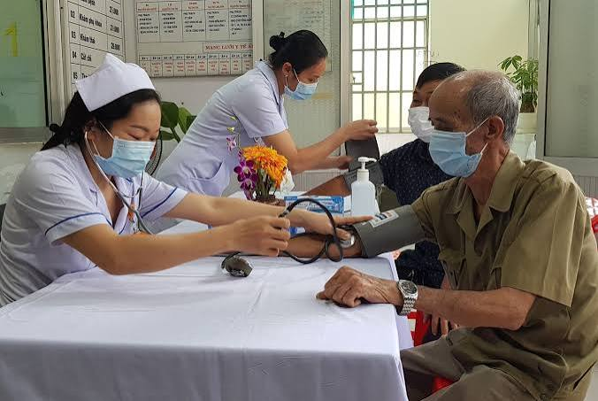 Theo quy định mới nhất, dữ liệu khám sức khỏe sẽ được cập nhật lên Sổ Sức khỏe điện tử trên VNeID. Ảnh minh họa