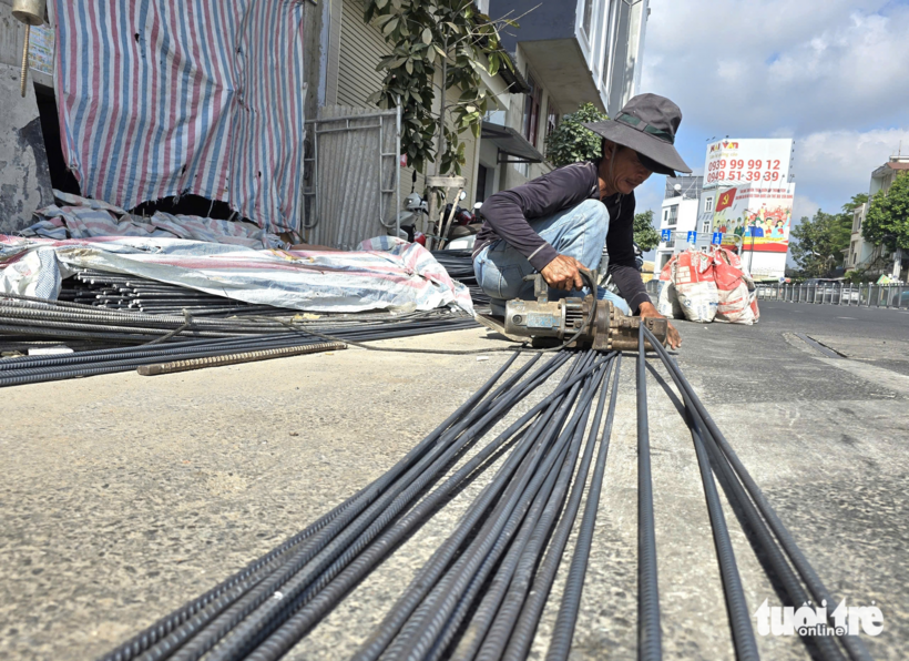 Chuyên gia nhận định mặt bằng giá thép xây dựng có thể tiếp tục duy trì xu hướng ổn định trong ngắn hạn, hoặc giảm nhẹ nếu nhu cầu thị trường không có sự cải thiện rõ rệt - Ảnh: Công Triệu