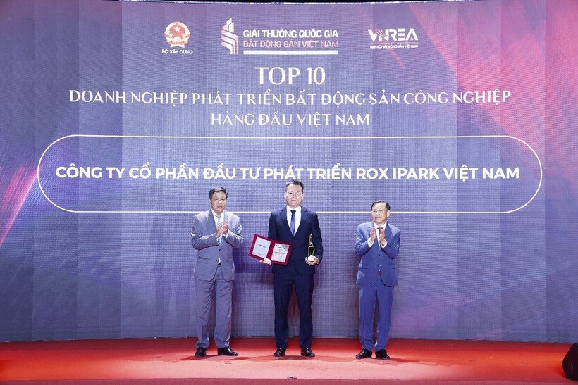 Đại diện ROX iPark nhận giải thưởng Doanh nghiệp phát triển BĐS công nghiệp hàng đầu Việt Nam