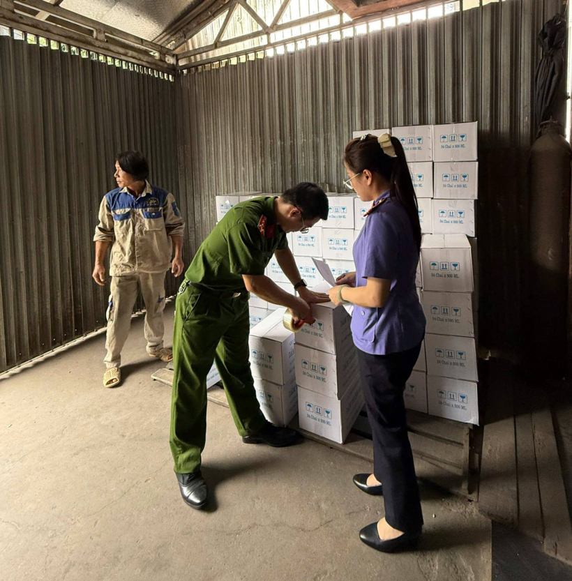 Lực lượng chức năng tịch thu thực phẩm giả tại kho hàng nhà đối tượng L.P.H. (Công an tỉnh Cao Bằng)