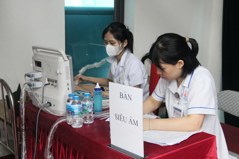 Thay vì người dân phải tự tìm đến bệnh viện, thì thông qua UBND các phường, xã để tổ chức khám ngay tại địa bàn cư trú