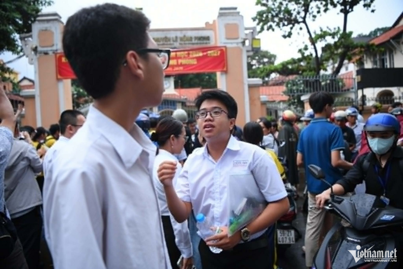 Các thí sinh dự thi chuyên Vật lý tại Trường THPT Chuyên Lê Hồng Phong ra về muộn sau khi được gia hạn thêm 15 phút làm bài. Ảnh:&nbsp;Tuấn Hùng