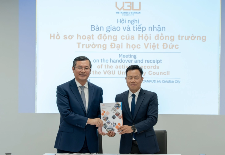 Bàn giao nhiệm vụ Chủ tịch hội đồng trường Trường đại học Việt - Đức từ nguyên Thứ trưởng Nguyễn Văn Phúc cho Thứ trưởng Bộ Giáo dục và Đào tạo Lê Quân (bên phải) - Ảnh: H.T.