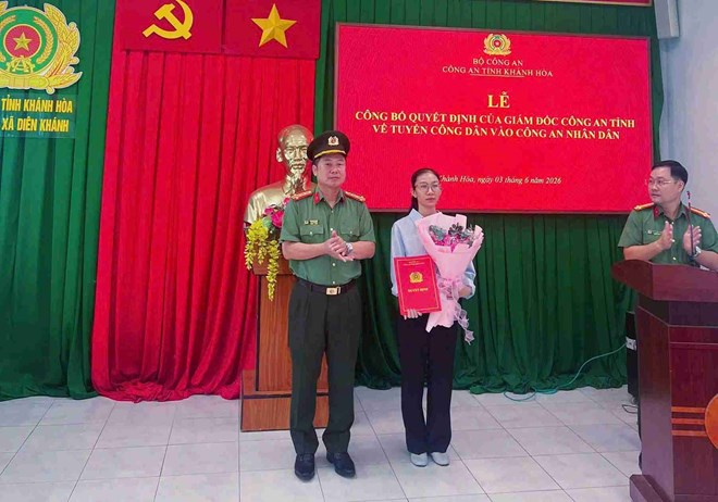 Vợ Thiếu tá hy sinh khi làm nhiệm vụ được tuyển dụng vào lực lượng Công an ở Khánh Hòa. Ảnh: Công an cung cấp