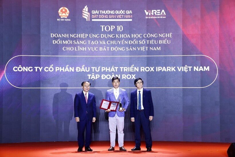 Đại diện ROX iPark nhận giải thưởng Doanh nghiệp ứng dụng KHCN đổi mới sáng tạo và chuyển đổi số tiêu biểu cho lĩnh vực BĐS Việt Nam
