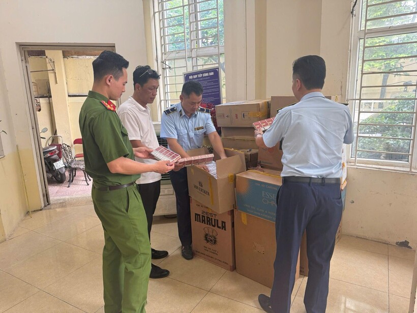 Quản lý thị trường Hà Nội phát hiện lượng lớn thuốc lá nhập lậu tại phường Khương Đình. Ảnh: QLTTHN