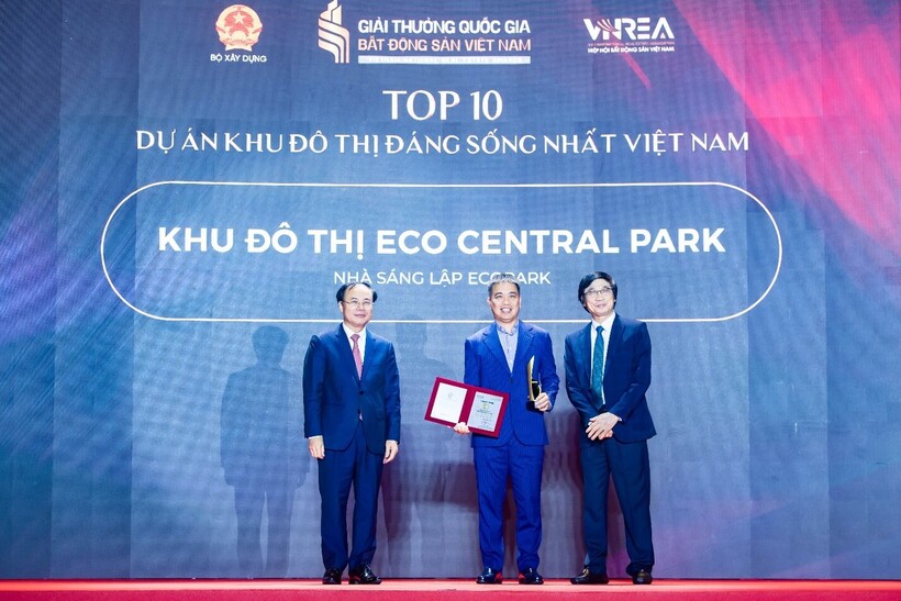 Ông Nguyễn Đức Cảnh – Tổng giám đốc DB Group- Nhà sáng lập Ecopark nhận giải thưởng tại Lễ trao Giải thưởng Quốc gia Bất động sản Việt Nam lần thứ II