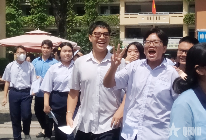 Các thí sinh phấn khởi sau buổi thi môn Ngữ văn ở TPHCM năm 2026. Ảnh: Quân đội nhân dân