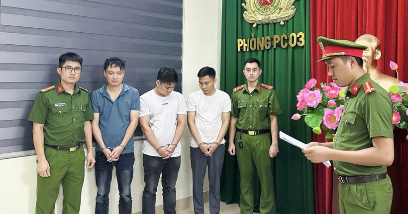 Cơ quan Cảnh sát điều tra, Công an tỉnh đọc quyết định Khởi tố bị can, Lệnh bắt bị can về tội “Buôn bán hàng giả”: Bùi Anh Tuấn; Lê Công Tú; Chu Hữu Kiên Sơn (từ trái qua phải).