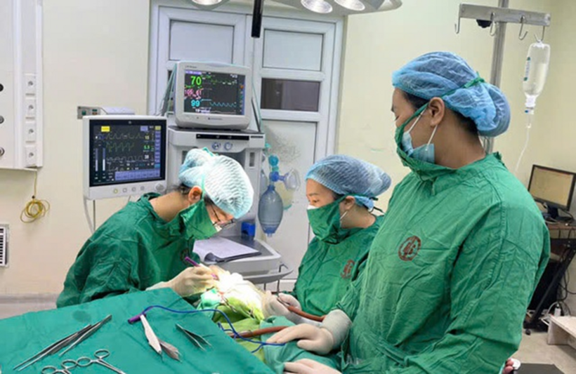 Bác sĩ phẫu thuật cho bệnh nhân. Ảnh: Bệnh viện Việt Nam - Thụy Điển Uông Bí