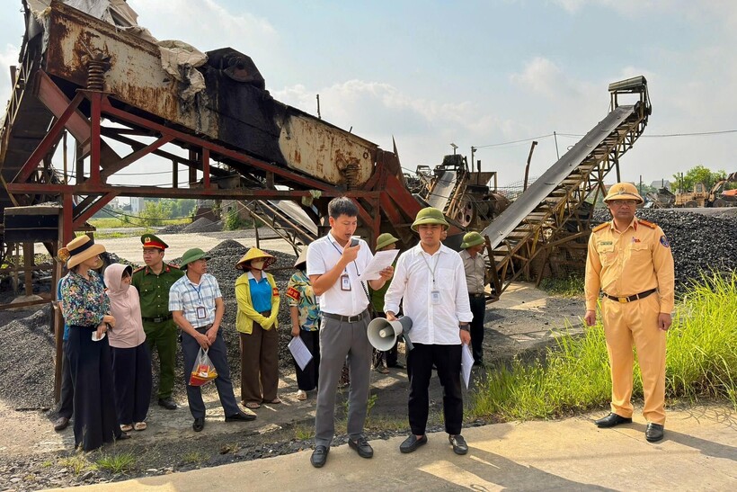 Lực lượng chức năng thông báo các quyết định của cấp có thẩm quyền về việc tổ chức cưỡng chế xử lý các bến bãi không phép.
