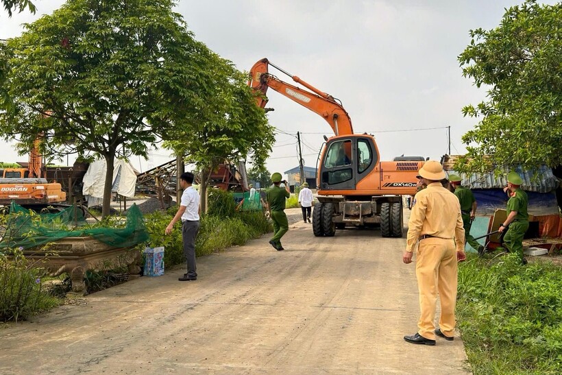 Cảnh sát đường thuỷ Hà Nội phối hợp chính quyền địa phương xử lý các bến bãi không phép.