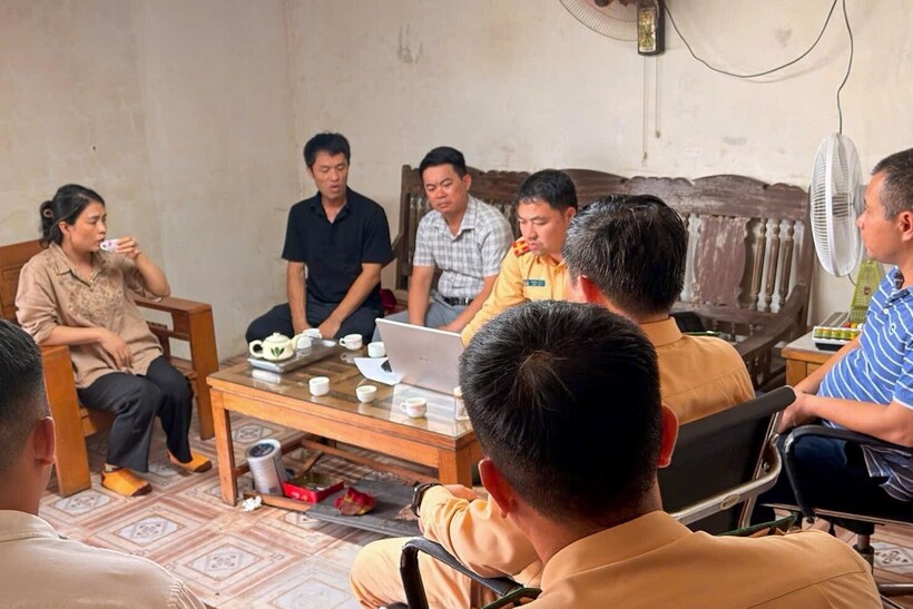 Đoàn liên ngành làm việc với các chủ bến bãi, yêu cầu dừng hoạt động, chấp hành quyết định của chính quyền địa phương.