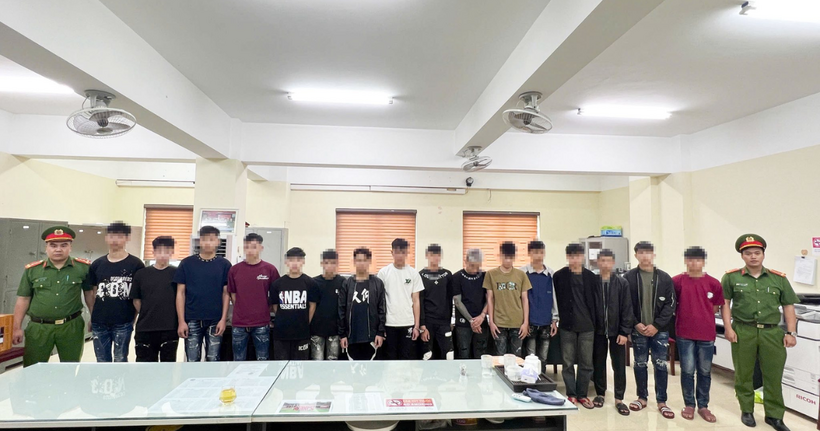 Các đối tượng tại cơ quan công an. (Ảnh: Công an Sơn La)