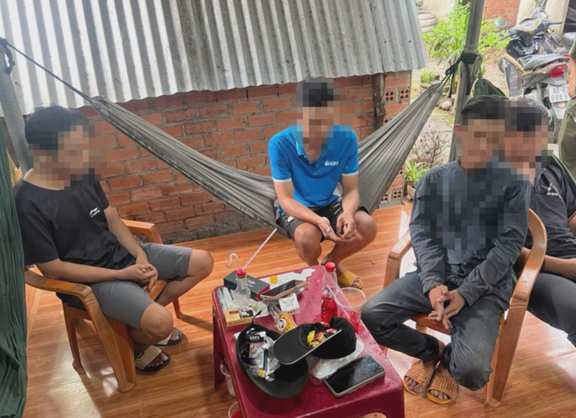 Bắt quả tang 4 đối tượng "làm chuyện mờ ám" giữa quán nước ở Đồng Nai. Ảnh: Công an Đồng Nai