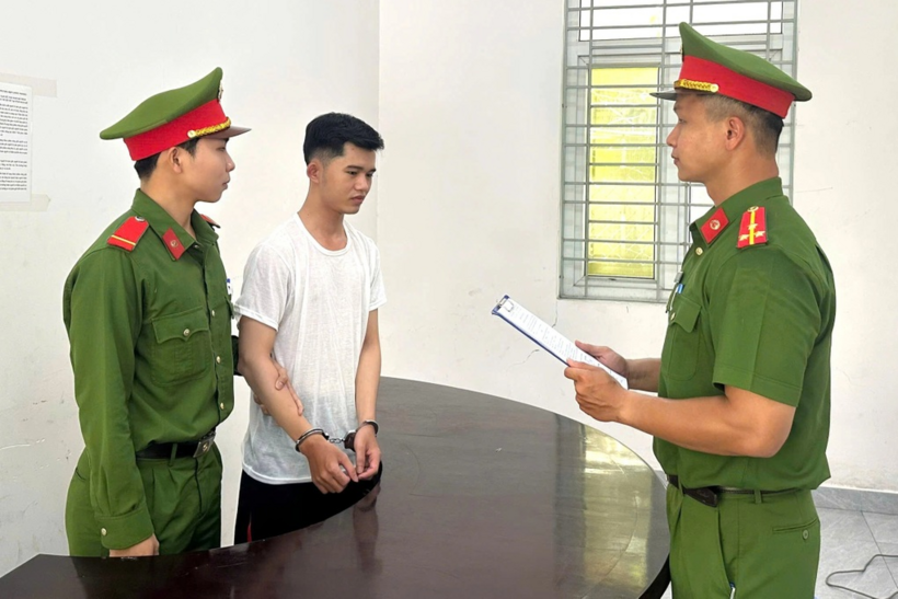 Công an bắt tạm giam đối tượng Đỗ Phú Tâm (Ảnh: Công an Đà Nẵng)/Báo Dân Trí