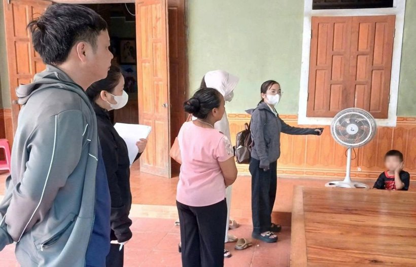 Cán bộ y tế đến từng hộ dân liên quan để xác minh yếu tố dịch tễ, tư vấn và triển khai các biện pháp phòng ngừa bệnh dại. Ảnh: Công lý
