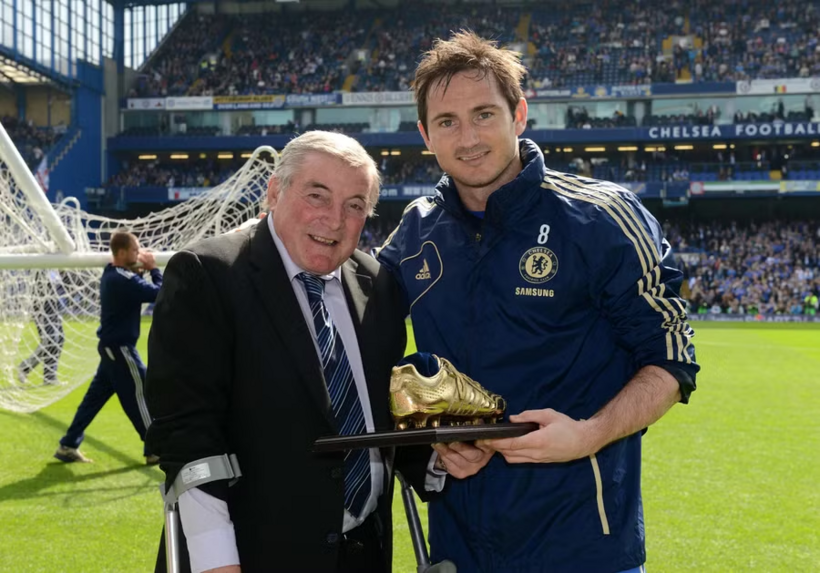 Tiền vệ Frank Lampard nhận Chiếc giày vàng từ huyền thoại Bobby Tambling (trái) sau khi cán mốc 203 bàn, chính thức trở thành chân sút ghi nhiều bàn nhất lịch sử Chelsea.
