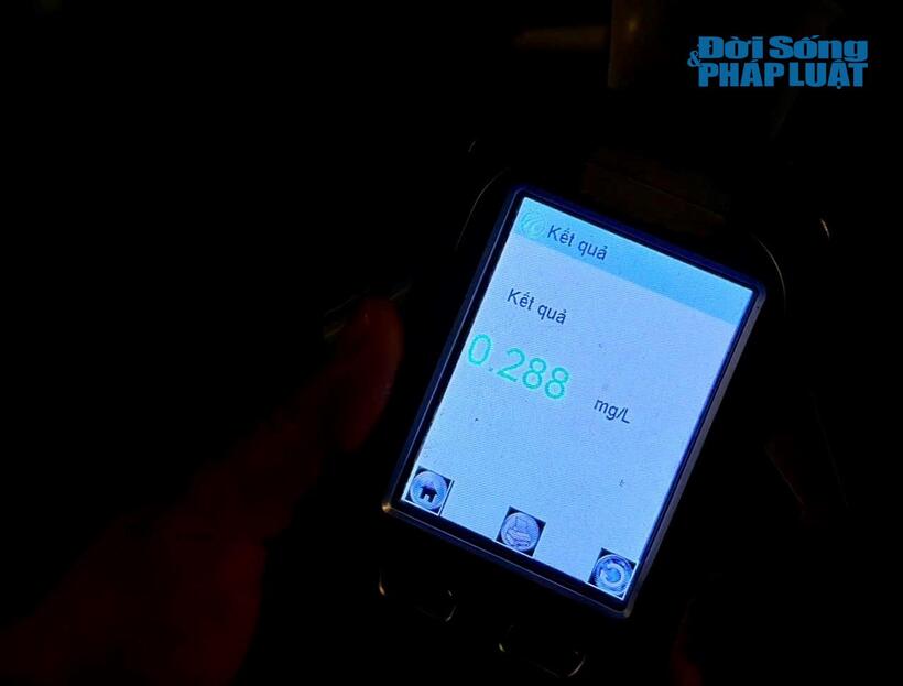 Kết quả kiểm tra cho thấy tài xế ô tô có nồng độ cồn 0,288 mg/l khí thở.