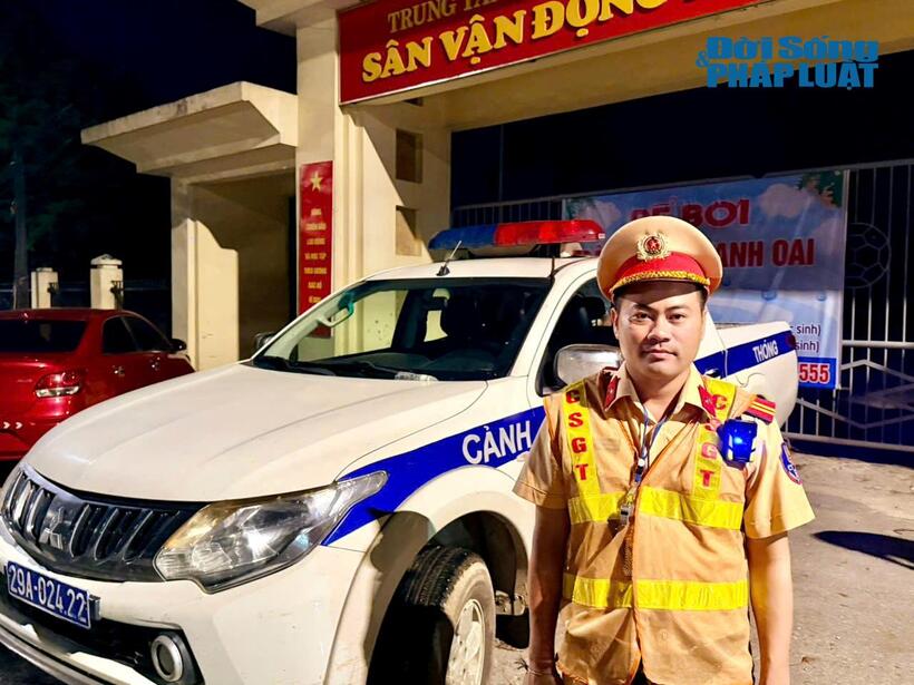 Thiếu tá Kiều Xuân Quyền trao đổi với phóng viên về công tác xử lý vi phạm nồng độ cồn.