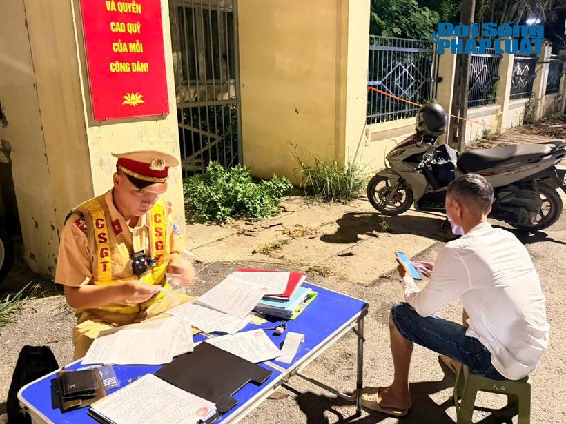 Theo chân CSGT Hà Nội xử lý “ma men”: Tài xế chở vợ con vẫn vi phạm nồng độ cồn - 5