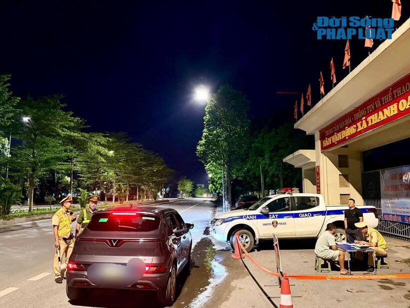 Lực lượng CSGT dừng phương tiện để kiểm tra nồng độ cồn theo kế hoạch.