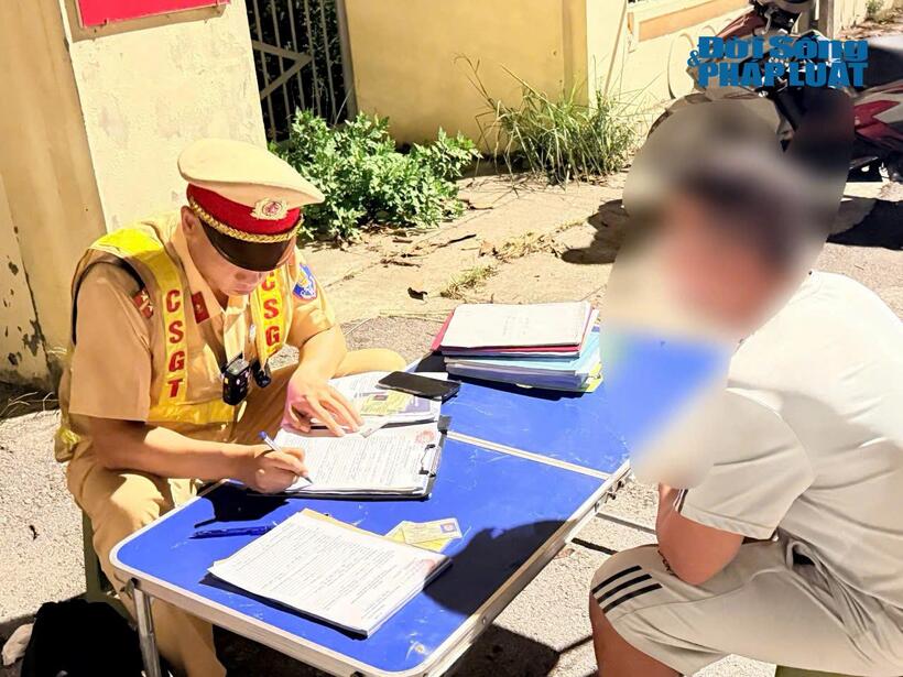 Lực lượng CSGT lập biên bản đối với trường hợp vi phạm nồng độ cồn.