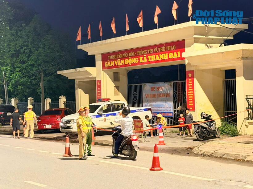 Tổ công tác Đội CSGT đường bộ số 10 triển khai kiểm tra nồng độ cồn trên Quốc lộ 21B tối 3/6.