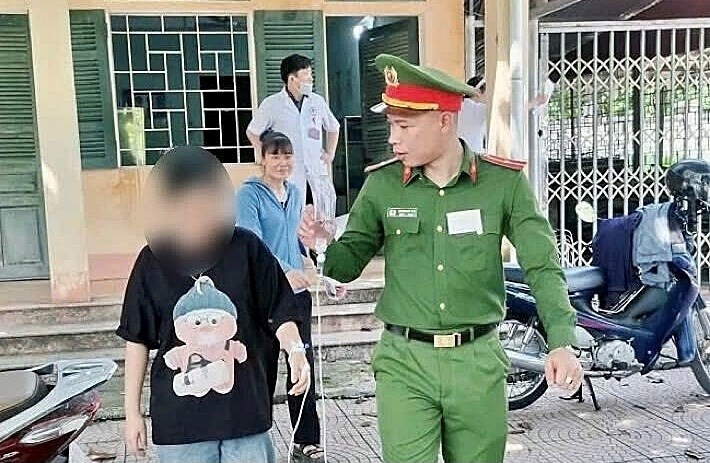Công an xã Hợp Kim hỗ trợ đưa thí sinh đi cấp cứu. Ảnh: Công an tỉnh Phú Thọ