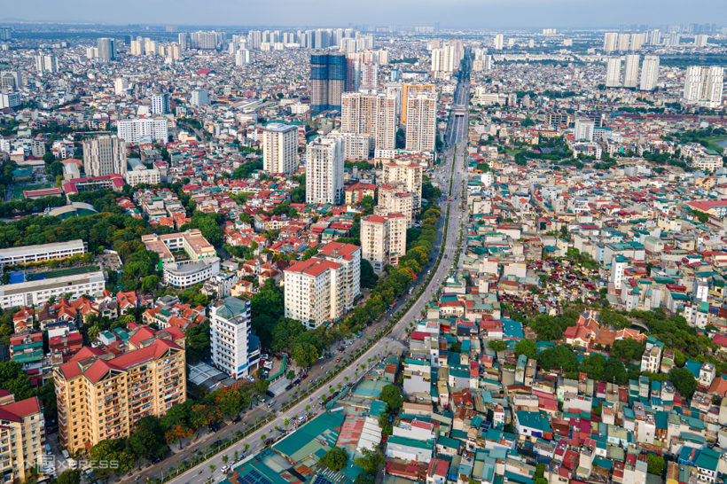 Vành đai 2,5 Hà Nội dài 19,64 km, bắt đầu từ khu đô thị Ciputra, kết thúc tại nút giao vành đai 3 gần cầu Thanh Trì. Tuyến đường có mặt cắt quy hoạch rộng 40-50 m, được chia thành 13 đoạn, triển khai bằng nhiều hình thức và nguồn vốn.&nbsp;Đến nay, khoảng 7,6 km đã hoàn thành theo quy hoạch, 9,36 km đang được đầu tư xây dựng. Trong ảnh là đoạn từ khu vực Đầm Hồng hướng về đường Lĩnh Nam và cầu Thanh Trì vừa được đưa vào khai thác./ Theo VnExpress.