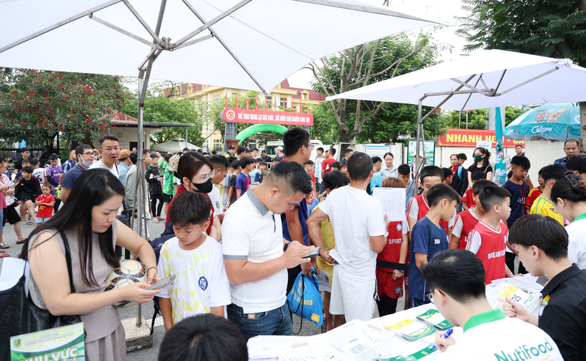 Các thí sinh nhí và phụ huynh đến đăng ký tuyển sinh.