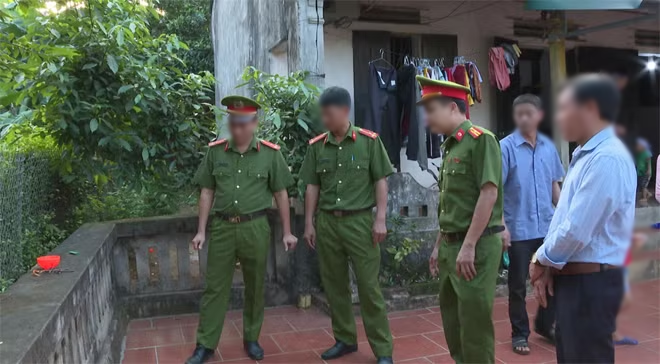 Công an khám nghiệm hiện trường. Ảnh tư liệu: Công an Nhân dân