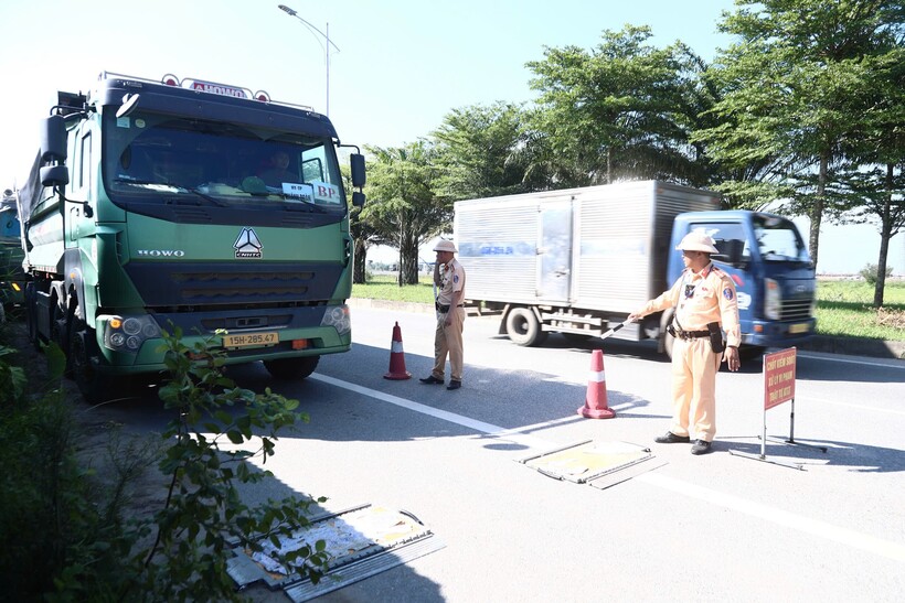 Tổ công tác thuộc Đội Cảnh sát giao thông đường bộ số 10 đã triển khai tuần tra, kiểm soát trên tuyến Quốc lộ 21C.