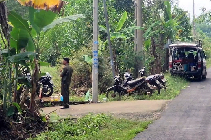 Lực lượng chức năng bảo vệ hiện trường vụ cụ ông 80 tuổi ở Đồng Nai chết trong nhà. Ảnh: Tuổi Trẻ