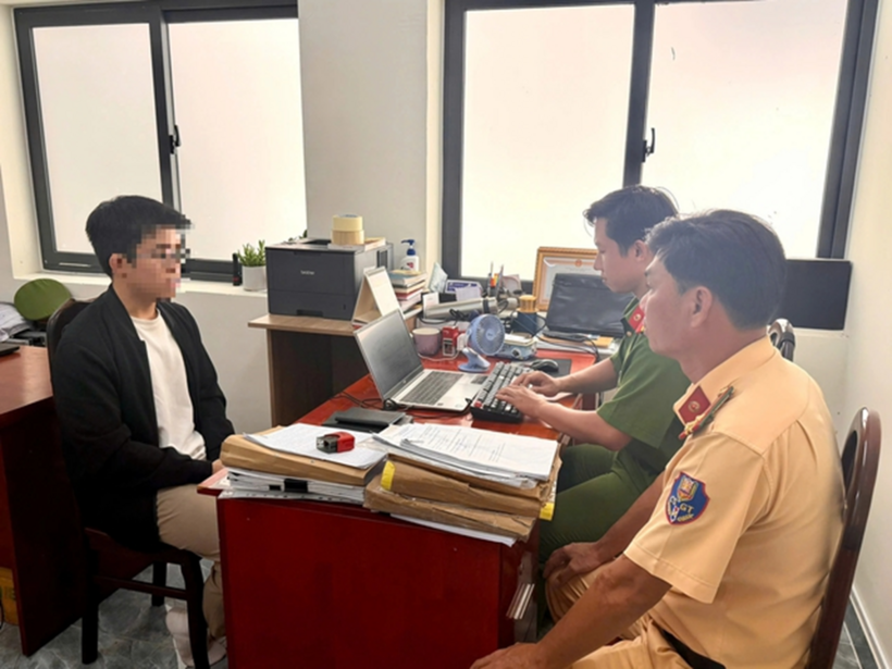 Lấy lời khai nam thanh niên biểu diễn ô tô trong khu đô thị Sala. Ảnh: Thanh Niên
