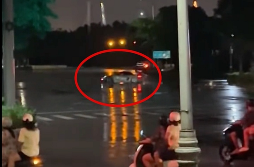 Tài xế lái Porsche drift nhiều vòng, gây náo loạn khu đô thị Sala. Ảnh: VTC News