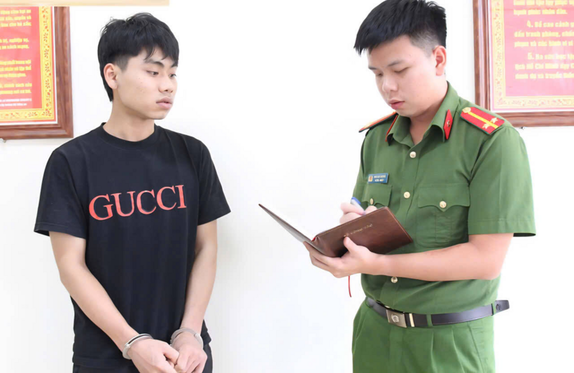 Vũ Quang Huy (áo đen)- đối tượng truy nã đặc biệt nguy hiểm vừa bị bắt giữ sau nhiều tháng lẩn trốn.