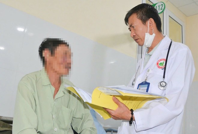 Ông H.L., một trong 4 người cùng gia đình nhập viện điều trị sau khi ăn nấm rừng. Ảnh: Lao động