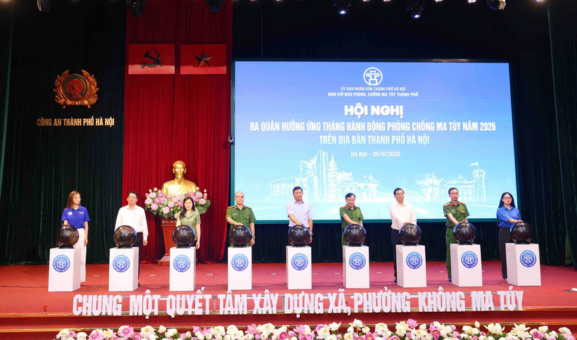 Các đại biểu nhấn nút phát động chung một quyết tâm xây dựng xã, phường không ma túy.