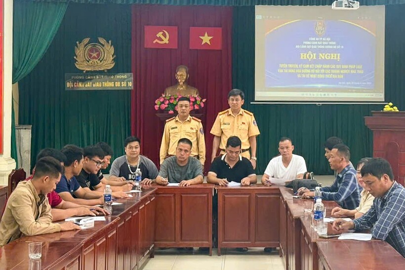 Đại diện doanh nghiệp vận tải và nhà thầu ký cam kết bảo đảm TTATGT.