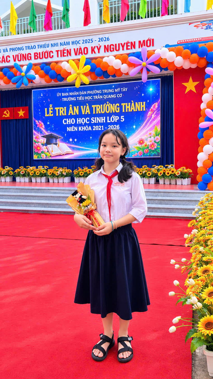 Nguyễn Ngọc Thy được vinh danh thành tích học tập xuất sắc trong ngày lễ tri ân và trưởng thành của Trường tiểu học Trần Quang Cơ.&nbsp;ẢNH: NGỌC THÚY